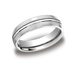This 6mm comfort-fit satin-finished carved design band features a high polished cut along the center.