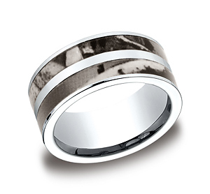 This interesting high-polished 10mm Cobalt band features two parallel camoflauge inlays as well as a comfort-fit on the inside.