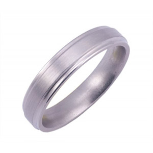 5MM WIDE FLAT TITANIUM BAND WITH A GROOVED EDGE. SATIN FINISH IN THE CENTER, POLISH ON THE EDGES.