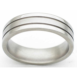 6MM FLAT TITANIUM BAND WITH (2).5MM GROOVES. THE CENTER IS SATIN AND THE EDGES ARE POLISHED.