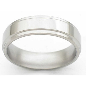 6MM FLAT TITANIUM BAND WITH GROOVED EDGES IN A POLISH FINISH.