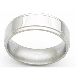 7MM FLAT TITANIUM BAND WITH GROOVED EDGES IN A POLISH FINISH.