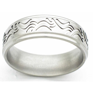 7MM FLAT TITANIUM BAND WITH GROOVED EDGES AND WAVED TOOLING. THE CENTER IS IN SATIN AND THE EDGES POLISHED.