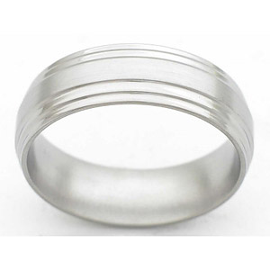 7MM FLAT TITANIUM BAND WITH A DOUBLE GROOVED EDGE. THE CENTER IS IN A SATIN FINISH THE EDGES ARE POLISHED.