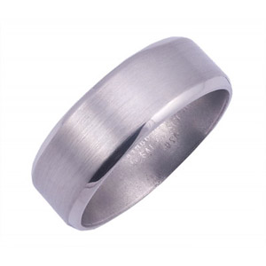 8MM WIDE TITANIUM BAND WITH A FLAT CENTER AND BEVELED EDGES. SATIN FINISH IN THE CENTER, POLISHED ON THE EDGES.