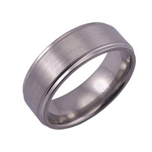 8MM WIDE TITANIUM BAND WITH A FLAT CENTER AND GROOVED EDGES. SATIN FINISH IN THE CENTER, POLISH ON THE EDGES.