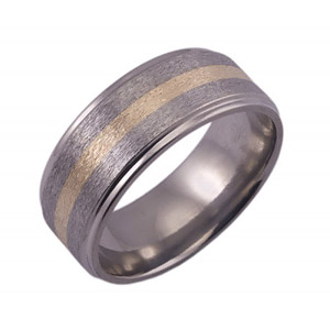 9MM FLAT TITANIUM BAND WITH GROOVED EDGES AND (1)2MM 14K YELLOW GOLD INLAY IN A STONE FINISH.